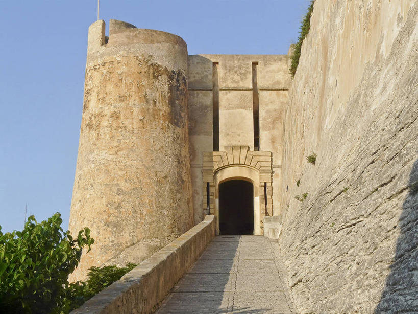 无人,横图,室外,白天,正面,旅游,度假,名胜古迹,植物,标志建筑,道路,地标,建筑,路,法国,欧洲,阴影,遗迹,光线,影子,堡垒,城堡,墙,拱门,小路,交通,古迹,文物,娱乐,建设,古建筑,墙壁,墙面,树,树木,蓝色,绿色,蓝天,天空,阳光,自然,天,享受,休闲,旅游胜地,放松,生长,晴朗,成长,科西嘉,科西嘉岛,西欧,要塞,法兰西,古文明,万里无云,法兰西共和国,法兰西第五共和国,南科西嘉,博尼法乔,设防,南科西嘉省,科西嘉大区,晴空,晴空万里,彩图,萨尔泰讷区