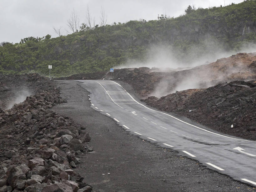无人,横图,室外,白天,正面,旅游,度假,火山,石头,美景,树林,植物,雾,道路,路,公路,法国,欧洲,朦胧,模糊,石子,景观,分界线,停车线,交通,娱乐,树,树木,绿色,天空,自然,天,享受,休闲,景色,熔岩,放松,生长,成长,车行道,车行道分界线,迷雾,西欧,法兰西,自然风光,标线,火山岩,车行线,法兰西共和国,法兰西第五共和国,玄武岩,留尼汪,留尼汪岛,活火山,石块,岩石,大雾,马路,彩图