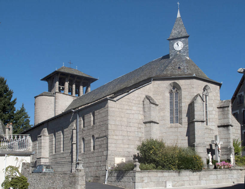 无人,教堂,横图,室外,白天,正面,旅游,度假,名胜古迹,植物,标志建筑,地标,建筑,雕塑,法国,欧洲,阴影,节日,遗迹,艺术,装饰,时间,光线,雕刻,雕像,时钟,影子,计时,古迹,文化,文物,娱乐,建设,古建筑,树,树木,蓝色,绿色,蓝天,天空,阳光,自然,工艺品,钟表,天,祈祷,享受,休闲,健康,表,旅游胜地,放松,许愿,宗教,信仰,生长,晴朗,成长,纪念,祈求,美术,西欧,法兰西,主题,陈列,信念,古文明,万里无云,法兰西共和国,功能,美学,法兰西第五共和国,塔钟,南部.比利牛斯,阿韦龙省,南部.比利牛斯大区,平安,钟,晴空,晴空万里,彩图,大教堂,礼拜堂,罗德兹区,圣阿芒代科特