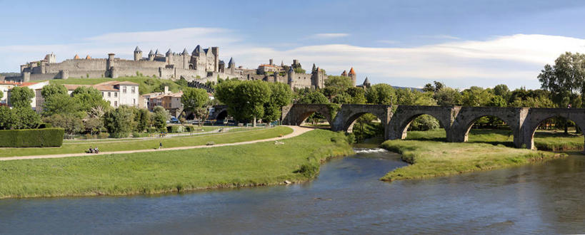 无人,家,横图,室外,白天,正面,旅游,度假,草地,草坪,河流,石头,名胜古迹,山,山脉,水,植物,标志建筑,地标,建筑,法国,欧洲,阴影,波纹,节日,遗迹,光线,石子,影子,堡垒,城堡,房屋,屋子,河水,山峰,水流,云,云朵,公寓,涟漪,山峦,云彩,古迹,文化,文物,娱乐,建设,古建筑,洋房,楼房,住宅,草,树,树木,蓝色,绿色,白云,倒影,蓝天,水纹,天空,阳光,自然,波浪,群山,天,祈祷,享受,休闲,健康,旅游胜地,放松,许愿,宗教,信仰,生长,晴朗,成长,纪念,祈求,倒映,基督教,西欧,要塞,天主教,法兰西,古文明,法兰西共和国,卡尔卡松,首府,水晕,法兰西第五共和国,反照,朗格多克.鲁西永,朗格多克.鲁西永大区,设防,奥德省,平安,石块,岩石,晴空,彩图,房子,卡尔卡松区