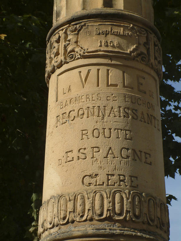 无人,竖图,室外,特写,白天,仰视,植物,雕塑,法国,欧洲,阴影,艺术,装饰,光线,英文,标志,雕刻,雕像,文字,影子,柱子,字符,字母,标识,树,树木,蓝色,绿色,蓝天,天空,阳光,自然,工艺品,天,生长,晴朗,成长,纪念,英文字母,美术,西欧,法兰西,主题,陈列,万里无云,法兰西共和国,功能,美学,法兰西第五共和国,南部.比利牛斯,南部.比利牛斯大区,上加龙,上加龙省,晴空,晴空万里,彩图,低角度拍摄,巴涅尔.德吕雄,圣戈当区