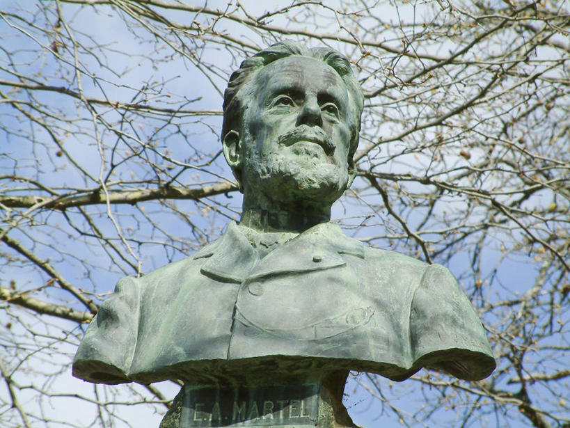 西方人,胡须,一个人,无人,横图,室外,特写,白天,仰视,植物,雕塑,法国,欧洲,欧洲人,仅一个男性,仅一个人,仅一个中年男性,阴影,艺术,装饰,光线,雕刻,雕像,影子,云,云朵,枝条,云彩,注视,树,树木,树枝,蓝色,绿色,白云,蓝天,天空,阳光,自然,工艺品,天,观察,看,生长,晴朗,成长,观看,纪念,美术,察看,西欧,关注,法兰西,主题,陈列,法兰西共和国,一尊,功能,美学,法兰西第五共和国,虬枝,枝杈,南部.比利牛斯,阿韦龙省,南部.比利牛斯大区,男人,男性,中年男性,白种人,胡子,络腮胡,晴空,半身,彩图,低角度拍摄