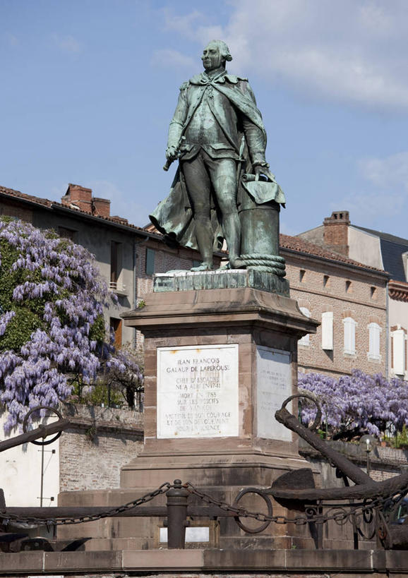 西方人,一个人,无人,家,站,竖图,室外,白天,仰视,民族服装,旅游,度假,名胜古迹,植物,标志建筑,地标,建筑,雕塑,法国,欧洲,欧洲人,仅一个男性,仅一个人,仅一个中年男性,阴影,服装,遗迹,艺术,装饰,盛开,光线,雕刻,雕像,影子,房屋,屋子,云,云朵,公寓,花蕾,云彩,古迹,文物,娱乐,建设,古建筑,洋房,楼房,住宅,花,花瓣,花朵,鲜花,树,树木,衣服,蓝色,绿色,紫色,白云,蓝天,天空,阳光,自然,工艺品,天,花苞,花蕊,站着,享受,休闲,旅游胜地,放松,服饰,生长,晴朗,成长,纪念,美术,衣着,西欧,穿着,法兰西,主题,陈列,古文明,法兰西共和国,一尊,首府,功能,美学,法兰西第五共和国,衣饰,南部.比利牛斯,南部.比利牛斯大区,塔恩省,男人,男性,中年男性,白种人,晴空,站立,彩图,低角度拍摄,全身,传统服装,民俗服,房子,阿尔比