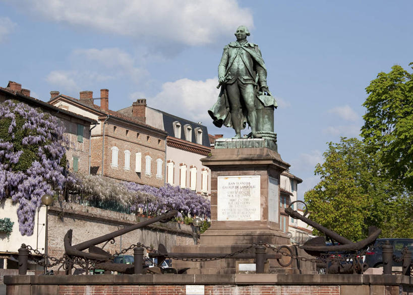 西方人,一个人,无人,家,站,横图,室外,白天,仰视,民族服装,旅游,度假,名胜古迹,植物,标志建筑,地标,建筑,雕塑,法国,欧洲,欧洲人,仅一个男性,仅一个人,仅一个中年男性,阴影,服装,遗迹,艺术,装饰,盛开,光线,雕刻,雕像,影子,房屋,屋子,云,云朵,公寓,花蕾,云彩,古迹,文物,娱乐,建设,古建筑,洋房,楼房,住宅,花,花瓣,花朵,鲜花,树,树木,衣服,蓝色,绿色,紫色,白云,蓝天,天空,阳光,自然,工艺品,天,花苞,花蕊,站着,享受,休闲,旅游胜地,放松,服饰,生长,晴朗,成长,纪念,美术,衣着,西欧,穿着,法兰西,主题,陈列,古文明,法兰西共和国,一尊,首府,功能,美学,法兰西第五共和国,衣饰,南部.比利牛斯,南部.比利牛斯大区,塔恩省,男人,男性,中年男性,白种人,晴空,站立,彩图,低角度拍摄,全身,传统服装,民俗服,房子,阿尔比