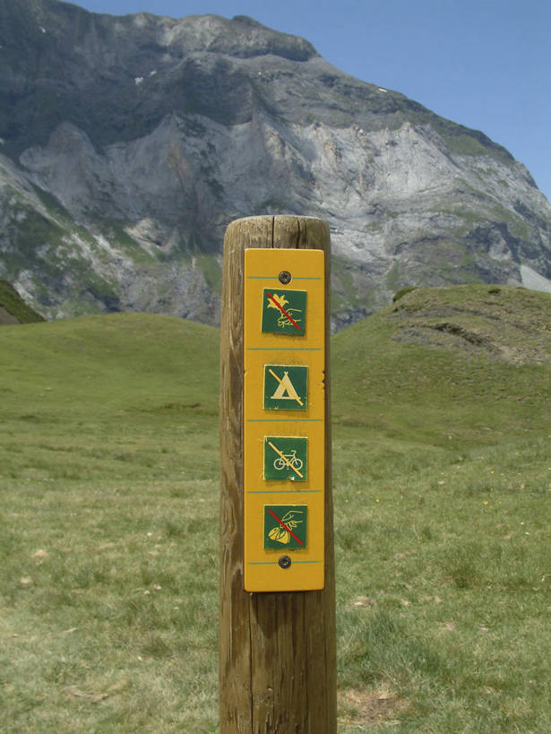 无人,公园,竖图,室外,白天,正面,旅游,度假,草地,草坪,石头,美景,山,山脉,植物,指示牌,法国,欧洲,阴影,光线,标志,路标,石子,影子,景观,山峰,山峦,娱乐,标识,路牌,草,蓝色,绿色,蓝天,天空,阳光,自然,群山,天,享受,休闲,景色,放松,晴朗,国家公园,西欧,法兰西,自然风光,万里无云,法兰西共和国,法兰西第五共和国,南部.比利牛斯,上比利牛斯省,南部.比利牛斯大区,石块,岩石,晴空,晴空万里,彩图,比利牛斯国家公园