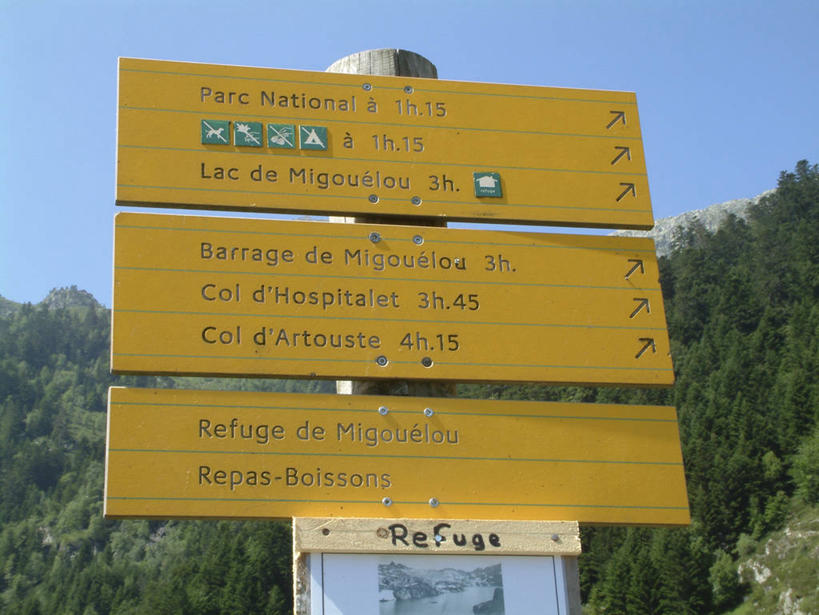 无人,公园,横图,室外,白天,仰视,旅游,度假,美景,森林,山,山脉,树林,植物,指示牌,法国,欧洲,阴影,光线,标志,路标,影子,景观,山峰,山峦,娱乐,标识,路牌,树,树木,蓝色,绿色,蓝天,天空,阳光,自然,群山,天,享受,休闲,景色,放松,生长,晴朗,成长,国家公园,西欧,法兰西,自然风光,万里无云,法兰西共和国,法兰西第五共和国,南部.比利牛斯,上比利牛斯省,南部.比利牛斯大区,晴空,晴空万里,彩图,低角度拍摄,比利牛斯国家公园