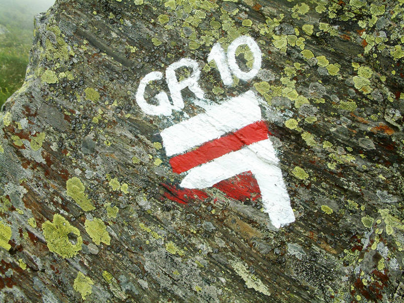 无人,横图,俯视,室外,白天,旅游,度假,草地,石头,美景,植物,法国,欧洲,英文,标志,石子,文字,字符,字母,景观,方向,娱乐,标识,箭头,草,绿色,自然,享受,休闲,景色,放松,英文字母,指向,西欧,法兰西,自然风光,法兰西共和国,簇,法兰西第五共和国,南部.比利牛斯,南部.比利牛斯大区,上加龙,上加龙省,石块,岩石,彩图,高角度拍摄,巴涅尔.德吕雄,圣戈当区