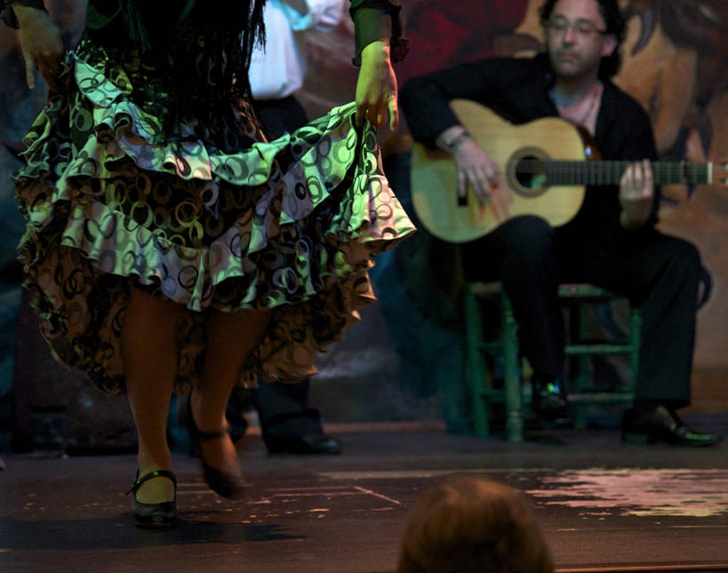 西方人,三个人,餐厅,站,坐,横图,室内,白天,正面,衬衫,裙子,跳舞,热情,椅子,欧洲,欧洲人,乐队,表演,握,阴影,连衣裙,光线,影子,灯光,吉他,乐器,弦乐器,音乐,弹奏,演奏,队伍,站着,激情,握着,演出,歌舞,弹拨弦鸣乐器,舞姿,奏乐,豪情,狂热,上演,男人,男性,年轻男性,年轻女性,女人,女性,白种人,站立,坐着,半身,彩图,衬衣,舞蹈,餐馆,饭店,饭馆,弹拨弦乐器,弗拉明戈,弗拉明戈舞