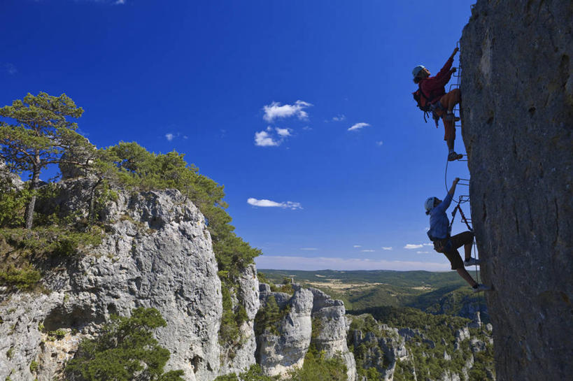 西方人,两个人,伙伴,朋友,站,攀登,横图,室外,白天,正面,锻炼,旅游,度假,探险,友谊,运动,攀岩,石头,美景,山,山脉,植物,法国,欧洲,欧洲人,阴影,服装,光线,包,石子,影子,景观,山峰,悬崖,云,云朵,山峦,云彩,旅行包,休闲装,娱乐,极限运动,树,树木,衣服,蓝色,绿色,白云,蓝天,天空,阳光,自然,背包,群山,天,站着,享受,休闲,休闲服,爬,景色,放松,服饰,生长,晴朗,成长,西欧,法兰西,自然风光,室外运动,户外运动,法兰西共和国,法兰西第五共和国,旅游包,绝壁,南部.比利牛斯,阿韦龙省,南部.比利牛斯大区,冒险,体育,友情,年轻女性,女人,女性,白种人,石块,岩石,晴空,登山,攀爬,站立,彩图,全身,健身,米约区,米约,双肩包,佩雷洛