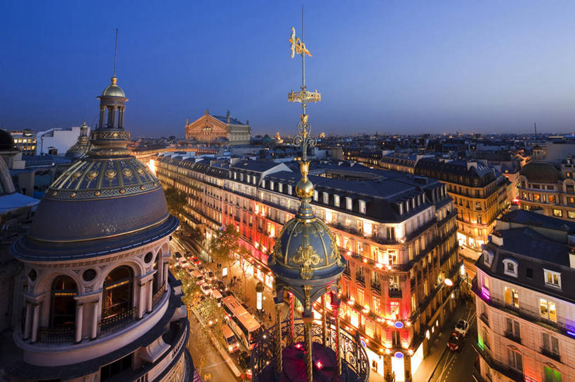 无人,家,商店,横图,俯视,室外,夜晚,购物,旅游,度假,消费,名胜古迹,标志建筑,超市,地标,建筑,剧院,路灯,商场,照明,法国,巴黎,欧洲,阴影,遗迹,光线,瓦片,影子,房屋,屋顶,屋子,灯光,歌剧院,首都,顶棚,瓦,古迹,文物,娱乐,建设,古建筑,楼房,住宅,灯,蓝色,蓝天,天空,天,享受,休闲,旅游胜地,放松,金融,百货,建造,照亮,照明设备,西欧,法兰西,选购,贸易,百货公司,古文明,屋瓦,法兰西共和国,血拼,法兰西第五共和国,法兰西岛,巴黎歌剧院,法兰西岛大区,加尼叶歌剧院,彩图,高角度拍摄,房子,购物商场,购物中心,剧场,商业中心,巴黎省,巴黎市