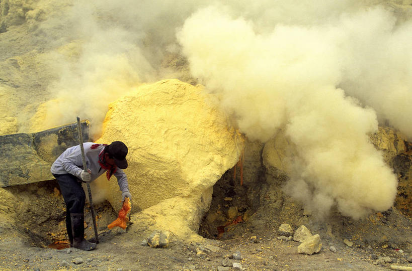 西方人,一个人,站,横图,俯视,室外,白天,旅游,度假,火山,石头,美景,印度尼西亚,欧洲,印尼,欧洲人,亚洲,仅一个男性,仅一个人,弯腰,握,服装,化学,矿石,石子,景观,拿,拿着,休闲装,娱乐,仅一个年轻男性,衣服,自然,晶体,站着,享受,休闲,休闲服,景色,放松,握着,服饰,东南亚,自然风光,印度尼西亚共和国,弯身,爪哇,爪哇岛,矿物质,硫磺,硫黄,东爪哇,东爪哇省,男人,男性,年轻男性,白种人,活火山,石块,岩石,站立,彩图,高角度拍摄,全身,伊真火山