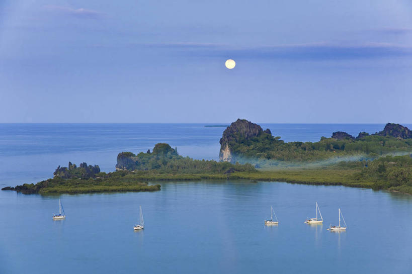 帆船,无人,横图,室外,白天,正面,旅游,度假,草地,草坪,海浪,海洋,石头,美景,日落,植物,船,法国,欧洲,石子,景观,浪花,晚霞,霞光,月亮,落日,月光,娱乐,草,树,树木,绿色,自然,海水,黄昏,交通工具,享受,休闲,景色,彩霞,放松,生长,成长,明亮,西印度群岛,西欧,法兰西,自然风光,载具,海景,法兰西共和国,法兰西第五共和国,皎洁,加勒比群岛,小安的列斯群岛,夕照,薄暮,安的列斯群岛,瓜德罗普,瓜德罗普岛,大海,风浪,海,海水的波动,近岸浪,石块,岩石,涌浪,夕阳,彩图,傍晚,格朗德特尔岛,瓜地洛普,斜阳