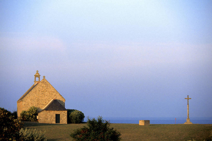 无人,教堂,横图,室外,白天,正面,旅游,度假,草地,草坪,海浪,海洋,名胜古迹,植物,标志建筑,地标,建筑,法国,欧洲,阴影,节日,遗迹,光线,十字架,影子,浪花,古迹,文化,文物,娱乐,建设,古建筑,草,树,树木,蓝色,绿色,蓝天,天空,阳光,自然,海水,天,祈祷,享受,休闲,健康,旅游胜地,放松,许愿,宗教,信仰,生长,晴朗,成长,纪念,祈求,布列塔尼,西欧,法兰西,海景,信念,古文明,万里无云,法兰西共和国,法兰西第五共和国,布列塔尼半岛,布列塔尼地区,莫尔比昂省,平安,大海,风浪,海,海水的波动,近岸浪,涌浪,晴空,晴空万里,彩图,大教堂,礼拜堂,阿尔宗,瓦讷区