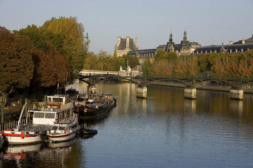 无人,博物馆,横图,室外,白天,正面,旅游,度假,河流,名胜古迹,水,植物,标志建筑,地标,建筑,轮船,桥梁,船,法国,巴黎,欧洲,阴影,波纹,研究,遗迹,艺术,光线,影子,河水,水流,桥,涟漪,卢浮宫,首都,教育,古迹,文物,娱乐,建设,古建筑,石桥,拱桥,树,树木,蓝色,绿色,倒影,蓝天,水纹,天空,阳光,自然,交通工具,波浪,天,享受,休闲,旅游胜地,放松,拱形,生长,晴朗,成长,人行桥,展览,石拱桥,倒映,西欧,欣赏,法兰西,载具,塞纳河,陈列,古文明,万里无云,法兰西共和国,水晕,法兰西第五共和国,罗浮宫博物馆,法兰西岛,反照,法兰西岛大区,典藏,巴黎艺术桥,艺术桥,晴空,晴空万里,彩图,巴黎省,巴黎市