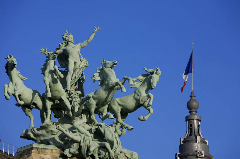 西方人,一个人,无人,站,横图,室外,白天,仰视,购物,旅游,度假,消费,名胜古迹,标志建筑,地标,建筑,马,野生动物,旗帜,国旗,雕塑,法国,巴黎,欧洲,欧洲人,仅一个男性,仅一个人,一面,阴影,遗迹,艺术,装饰,飘扬,光线,雕刻,雕像,影子,首都,古迹,文物,娱乐,建设,古建筑,仅一个年轻男性,蓝色,蓝天,天空,阳光,动物,工艺品,天,站着,享受,休闲,旅游胜地,放松,运输,牲畜,晴朗,纪念,飘逸,美术,西欧,法兰西,飞扬,主题,陈列,古文明,法国国旗,香榭丽舍大道,万里无云,法兰西共和国,功能,美学,法兰西第五共和国,法兰西岛,爱丽舍田园大街,香榭丽舍大街,巴黎大皇宫,巴黎大皇宫美术馆,法兰西岛大区,男人,男性,年轻男性,白种人,旗,晴空,晴空万里,站立,彩图,低角度拍摄,全身,三色旗,巴黎省,巴黎市