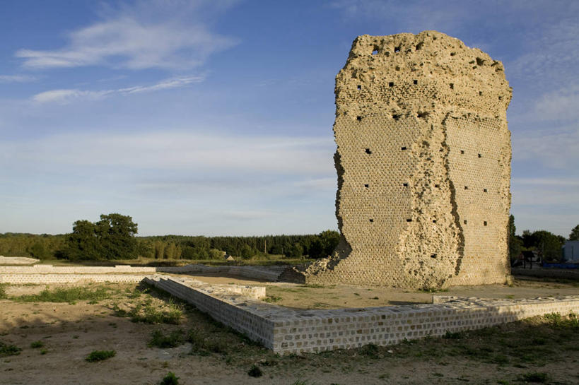 无人,横图,室外,白天,正面,旅游,度假,草地,草坪,石头,名胜古迹,植物,标志建筑,地标,建筑,法国,欧洲,阴影,节日,遗迹,光线,石子,影子,云,云朵,云彩,古迹,文化,文物,娱乐,建设,古建筑,废墟,草,树,树木,蓝色,绿色,白云,蓝天,天空,阳光,自然,天,祈祷,享受,休闲,健康,旅游胜地,放松,许愿,宗教,信仰,生长,晴朗,成长,纪念,祈求,布列塔尼,西欧,法兰西,古文明,法兰西共和国,法兰西第五共和国,布列塔尼半岛,布列塔尼地区,阿摩尔滨海省,平安,石块,岩石,晴空,彩图,迪南区,科尔瑟