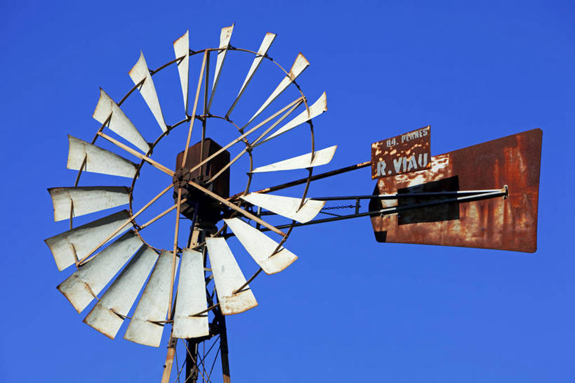 无人,横图,室外,白天,仰视,旅游,度假,农业,风能,风力发电机,风车,法国,欧洲,阴影,环保,电力,光线,影子,娱乐,设备,蓝色,蓝天,天空,阳光,天,享受,休闲,发电,机械,放松,工业,能源,晴朗,资源,风力机,西欧,沃克吕兹省,法兰西,利用,低碳,万里无云,法兰西共和国,法兰西第五共和国,普罗旺斯.阿尔卑斯.蓝色海岸,普罗旺斯.阿尔卑斯.蓝色海岸大区,风力发电,风力涡轮机,晴空,晴空万里,彩图,低角度拍摄,吕贝隆山区