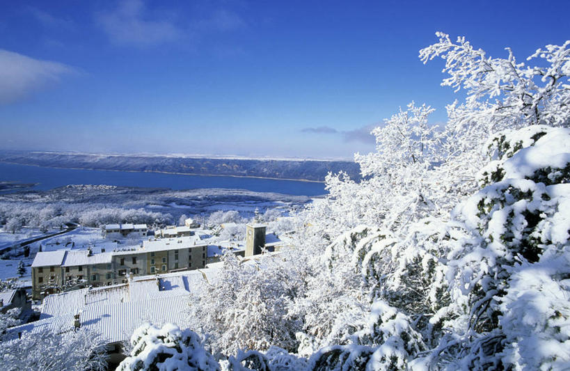 无人,家,横图,俯视,室外,白天,旅游,度假,湖,湖泊,美景,水,雪,植物,大雪,法国,欧洲,阴影,光线,影子,房屋,屋子,湖面,积雪,景观,水流,水面,雪景,云,云朵,冬季,冬天,云彩,娱乐,楼房,住宅,树,树木,蓝色,绿色,白云,蓝天,天空,阳光,自然,湖水,天,享受,休闲,景色,放松,寒冷,生长,晴朗,成长,西欧,法兰西,自然风光,瓦尔省,法兰西共和国,法兰西第五共和国,严寒,普罗旺斯.阿尔卑斯.蓝色海岸,普罗旺斯.阿尔卑斯.蓝色海岸大区,瓦尔,晴空,彩图,高角度拍摄,房子,布里尼奥勒区,艾居伊纳