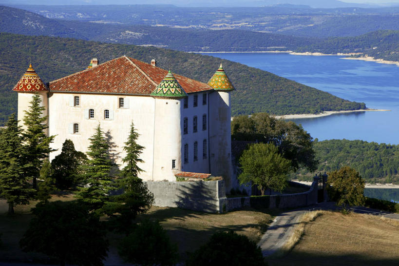 无人,家,横图,俯视,室外,白天,旅游,度假,草地,草坪,湖,湖泊,名胜古迹,树林,水,植物,别墅,标志建筑,地标,建筑,法国,欧洲,阴影,遗迹,光线,影子,堡垒,城堡,房屋,屋子,湖面,水流,水面,公寓,古迹,文物,娱乐,建设,古建筑,洋房,楼房,住宅,草,树,树木,蓝色,绿色,蓝天,天空,阳光,自然,湖水,天,享受,休闲,旅游胜地,放松,生长,晴朗,成长,西欧,要塞,法兰西,古文明,瓦尔省,万里无云,法兰西共和国,法兰西第五共和国,普罗旺斯.阿尔卑斯.蓝色海岸,普罗旺斯.阿尔卑斯.蓝色海岸大区,设防,瓦尔,晴空,晴空万里,彩图,高角度拍摄,房子,布里尼奥勒区,艾居伊纳