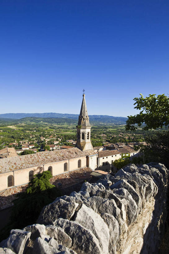 无人,教堂,竖图,室外,白天,正面,旅游,度假,草地,草坪,名胜古迹,植物,标志建筑,地标,建筑,法国,欧洲,阴影,节日,遗迹,时间,光线,时钟,影子,钟楼,计时,古迹,文化,文物,娱乐,建设,古建筑,草,树,树木,蓝色,绿色,蓝天,天空,阳光,自然,钟表,天,祈祷,享受,休闲,健康,表,旅游胜地,放松,许愿,宗教,信仰,生长,晴朗,成长,纪念,祈求,西欧,沃克吕兹省,法兰西,信念,古文明,万里无云,法兰西共和国,法兰西第五共和国,塔钟,普罗旺斯.阿尔卑斯.蓝色海岸,普罗旺斯.阿尔卑斯.蓝色海岸大区,平安,钟,晴空,晴空万里,彩图,大教堂,礼拜堂,阿普特,阿普特区,圣萨蒂尔南莱阿普