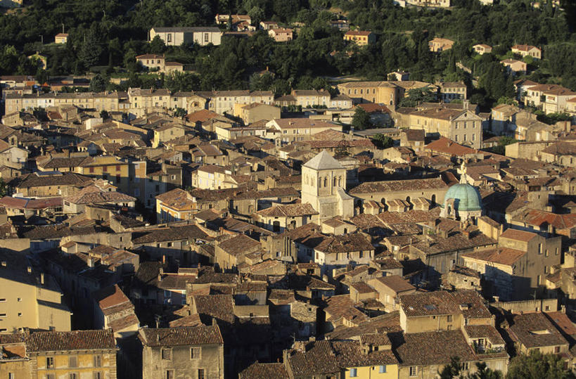 无人,家,教堂,横图,俯视,室外,白天,旅游,度假,名胜古迹,植物,标志建筑,地标,建筑,法国,欧洲,阴影,节日,遗迹,光线,瓦片,影子,房屋,屋顶,屋子,顶棚,瓦,古迹,文化,文物,娱乐,建设,古建筑,楼房,住宅,树,树木,绿色,阳光,自然,祈祷,享受,休闲,健康,旅游胜地,放松,许愿,宗教,建造,信仰,生长,成长,纪念,祈求,西欧,沃克吕兹省,法兰西,信念,古文明,屋瓦,法兰西共和国,法兰西第五共和国,普罗旺斯.阿尔卑斯.蓝色海岸,普罗旺斯.阿尔卑斯.蓝色海岸大区,平安,彩图,高角度拍摄,房子,大教堂,礼拜堂,阿普特,阿普特区