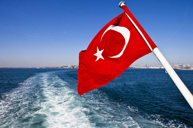 无人,横图,室外,白天,正面,旅游,度假,海浪,海洋,标志建筑,地标,建筑,旗帜,国旗,欧洲,土耳其,亚洲,一面,阴影,波纹,飞溅,溅,飘扬,光线,液体,影子,浪花,水滴,娱乐,建设,水珠,红色,蓝色,蓝天,水纹,天空,阳光,海水,船尾波,波浪,天,享受,休闲,旅游胜地,放松,晴朗,飘逸,喷洒,飞扬,西亚,海景,万里无云,土耳其国旗,博斯普鲁斯海峡,伊斯坦布尔海峡,旗,大海,风浪,海,海水的波动,近岸浪,涌浪,晴空,晴空万里,彩图,土耳其共和国