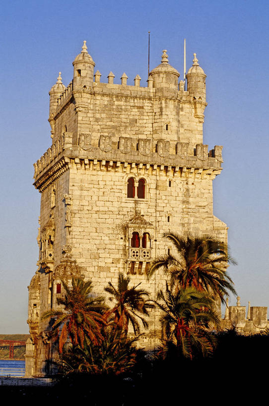 无人,家,竖图,室外,白天,正面,旅游,度假,名胜古迹,植物,标志建筑,地标,建筑,棕榈树,叶子,葡萄牙,欧洲,阴影,遗迹,光线,影子,房屋,墙,屋子,绿叶,首都,古迹,文物,娱乐,建设,古建筑,楼房,里斯本,墙壁,墙面,住宅,树,树木,蓝色,绿色,蓝天,天空,阳光,自然,天,享受,休闲,嫩叶,旅游胜地,放松,生长,晴朗,成长,南欧,古文明,棕榈叶,贝伦塔,万里无云,葡萄牙共和国,叶,叶片,晴空,晴空万里,棕树,棕榈,彩图,房子,贝伦区