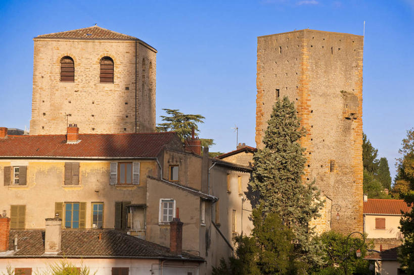 无人,家,横图,室外,白天,正面,旅游,度假,名胜古迹,树林,植物,标志建筑,地标,建筑,法国,欧洲,阴影,遗迹,光线,影子,堡垒,城堡,房屋,屋子,古迹,文物,娱乐,建设,古建筑,楼房,住宅,树,树木,蓝色,绿色,蓝天,天空,阳光,自然,天,享受,休闲,旅游胜地,放松,监狱,生长,晴朗,成长,监禁,束缚,西欧,要塞,法兰西,关押,监牢,牢房,牢狱,古文明,万里无云,法兰西共和国,法兰西第五共和国,监管,禁闭,设防,罗讷省,看守,晴空,晴空万里,彩图,房子,罗讷.阿尔卑斯,罗讷.阿尔卑斯大区,地牢