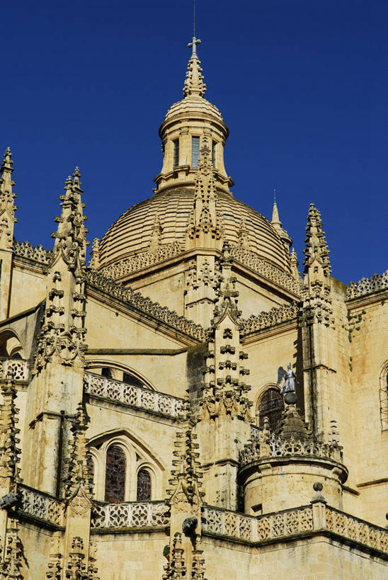 无人,教堂,竖图,室外,白天,仰视,旅游,度假,名胜古迹,标志建筑,地标,建筑,西班牙,欧洲,阴影,节日,遗迹,光线,影子,墙,古迹,文化,文物,娱乐,建设,古建筑,塞哥维亚,墙壁,墙面,蓝色,蓝天,天空,阳光,天,祈祷,享受,休闲,健康,旅游胜地,放松,许愿,宗教,信仰,晴朗,纪念,祈求,基督教,南欧,天主教,信念,古文明,万里无云,首府,省会,西班牙王国,卡斯蒂利亚,塞戈维亚,塞哥维亚省,卡斯蒂利亚.莱昂,平安,晴空,晴空万里,彩图,低角度拍摄,大教堂,礼拜堂,塞戈维亚大教堂,塞哥维亚主教座堂,塞戈维亚省