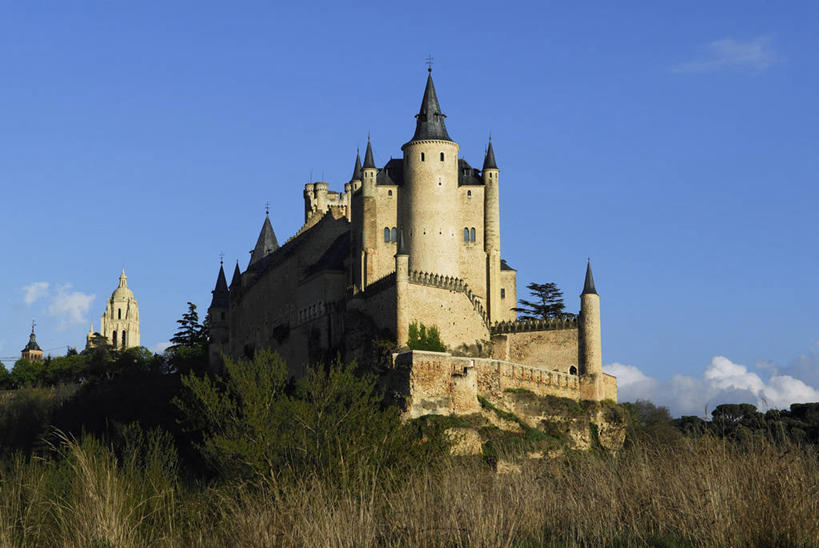 无人,家,宫殿,横图,室外,白天,正面,旅游,度假,草地,草坪,名胜古迹,植物,标志建筑,地标,建筑,西班牙,欧洲,阴影,遗迹,光线,影子,堡垒,城堡,房屋,屋子,云,云朵,公寓,云彩,古迹,文物,娱乐,建设,古建筑,洋房,楼房,住宅,草,树,树木,蓝色,绿色,白云,蓝天,天空,阳光,自然,天,享受,休闲,旅游胜地,放松,生长,晴朗,成长,宫廷,要塞,南欧,古文明,西班牙王国,王宫,卡斯蒂利亚,塞哥维亚省,卡斯蒂利亚.莱昂,设防,阿尔卡萨尔城堡,晴空,彩图,房子,皇宫