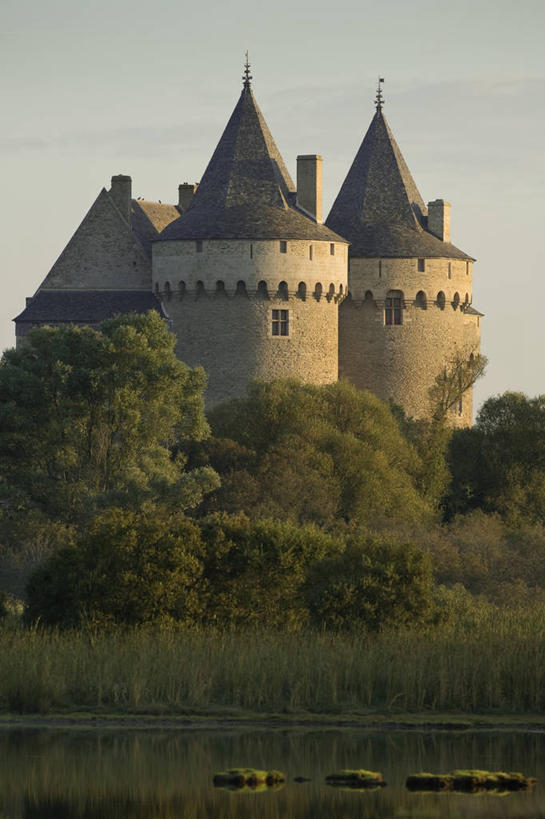 无人,家,竖图,室外,白天,正面,旅游,度假,草地,草坪,河流,名胜古迹,水,植物,标志建筑,地标,建筑,法国,欧洲,阴影,遗迹,光线,影子,堡垒,城堡,房屋,屋子,河水,水流,古迹,文物,娱乐,建设,古建筑,楼房,住宅,草,树,树木,绿色,天空,阳光,自然,天,享受,休闲,旅游胜地,放松,生长,成长,布列塔尼,西欧,要塞,法兰西,古文明,法兰西共和国,法兰西第五共和国,布列塔尼半岛,布列塔尼地区,设防,莫尔比昂省,彩图,房子,瓦讷区,萨尔佐