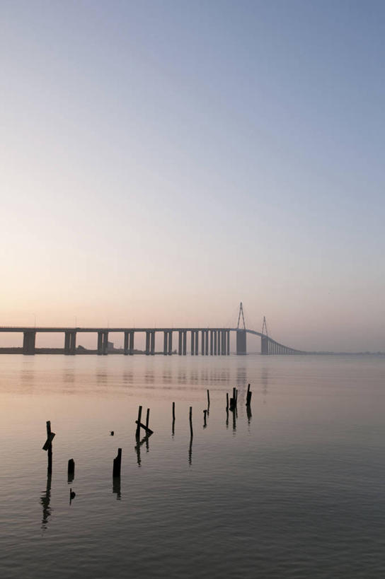 无人,码头,竖图,室外,白天,正面,旅游,度假,美景,雾,大桥,港口,桥梁,法国,欧洲,阴影,朦胧,模糊,光线,影子,柱子,景观,高架,桥,娱乐,蓝色,蓝天,天空,阳光,自然,天,享受,休闲,景色,放松,晴朗,迷雾,西欧,法兰西,自然风光,缆绳,高架桥,高架道路,跨线桥,万里无云,法兰西共和国,系船柱,缆绳桩,缆绳柱,系缆桩,卢瓦尔河地区,法兰西第五共和国,卢瓦尔,卢瓦尔大区,卢瓦尔河大区,大雾,晴空,晴空万里,彩图,摆渡口,埠头,渡口,渡头,港湾,海港,货运码头,口岸,商港,大西洋岸卢瓦尔省,大西洋卢瓦尔省,圣纳泽尔区