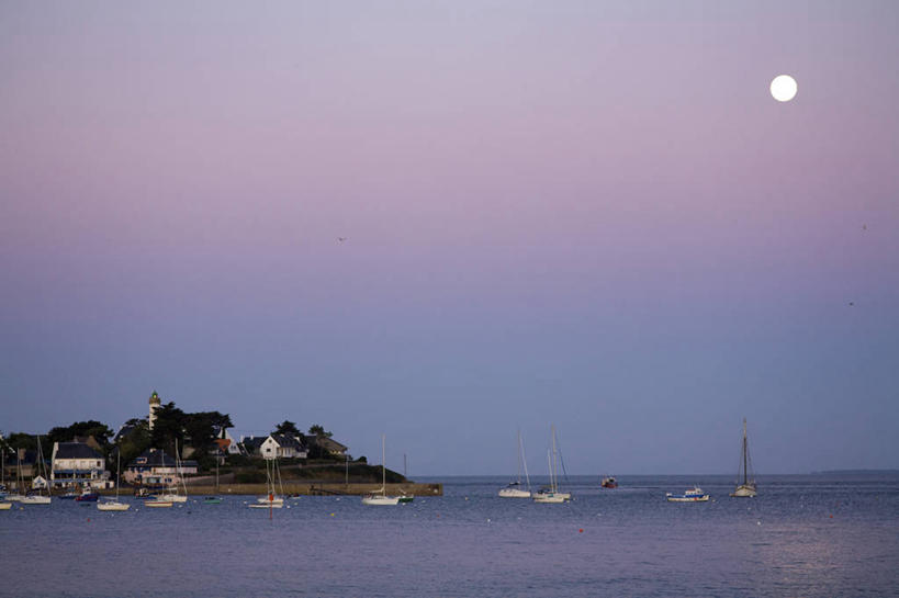 帆船,无人,家,码头,横图,室外,白天,正面,旅游,度假,海浪,海洋,美景,日落,树林,植物,港口,船,法国,欧洲,房屋,屋子,景观,浪花,晚霞,霞光,落日,娱乐,楼房,住宅,树,树木,绿色,自然,海水,黄昏,交通工具,享受,休闲,景色,彩霞,放松,生长,成长,布列塔尼,西欧,法兰西,自然风光,载具,海景,法兰西共和国,法兰西第五共和国,布列塔尼半岛,夕照,薄暮,布列塔尼地区,莫尔比昂省,大海,风浪,海,海水的波动,近岸浪,涌浪,夕阳,彩图,傍晚,房子,摆渡口,埠头,渡口,渡头,港湾,海港,货运码头,口岸,商港,阿尔宗,瓦讷区,斜阳