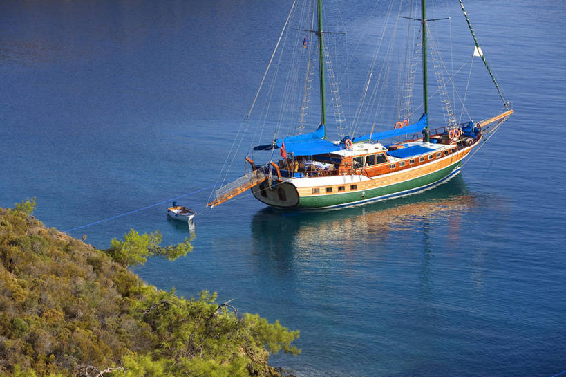 帆船,无人,横图,俯视,室外,白天,旅游,度假,草地,草坪,海浪,海洋,美景,植物,船,土耳其,亚洲,一艘,阴影,光线,影子,景观,浪花,娱乐,草,树,树木,绿色,阳光,自然,海水,交通工具,享受,休闲,景色,放松,生长,成长,自然风光,载具,西亚,海景,穆拉省,大海,风浪,海,海水的波动,近岸浪,涌浪,彩图,高角度拍摄,土耳其共和国