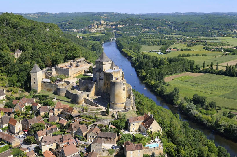 无人,家,横图,俯视,航拍,室外,白天,旅游,度假,草地,草坪,河流,名胜古迹,森林,树林,水,植物,标志建筑,地标,建筑,法国,欧洲,阴影,遗迹,光线,影子,堡垒,城堡,房屋,屋子,河水,水流,公寓,古迹,文物,娱乐,建设,古建筑,洋房,楼房,住宅,草,树,树木,蓝色,绿色,倒影,蓝天,天空,阳光,自然,天,享受,休闲,旅游胜地,放松,生长,晴朗,成长,倒映,西欧,要塞,鸟瞰,法兰西,古文明,万里无云,法兰西共和国,阿基坦,法兰西第五共和国,反照,多尔多涅省,亚魁当,阿基坦大区,设防,多尔多涅,晴空,晴空万里,彩图,高角度拍摄,房子,多尔多涅河