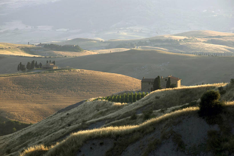 无人,家,农场,横图,室外,白天,正面,旅游,度假,畜牧业,牧场,草地,草坪,石头,美景,山,山脉,植物,雾,意大利,欧洲,阴影,朦胧,模糊,光线,石子,影子,房屋,屋子,景观,山顶,山峰,山峦,娱乐,楼房,住宅,草,树,树木,绿色,天空,阳光,自然,群山,天,享受,休闲,景色,放松,生长,成长,迷雾,比萨,比萨省,托斯卡纳,南欧,自然风光,畜牧,意大利共和国,牧业,托斯卡纳大区,颠峰,极峰,沃尔泰拉,石块,岩石,大雾,彩图,房子