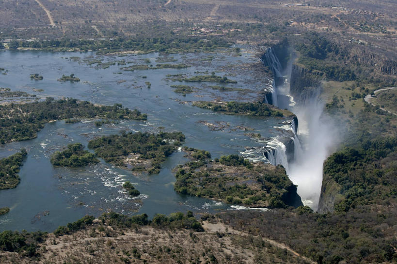 无人,横图,俯视,航拍,室外,白天,旅游,度假,河流,美景,瀑布,水,植物,非洲,津巴布韦,阴影,飞溅,溅,光线,液体,影子,河水,景观,水滴,水流,娱乐,水珠,树,树木,绿色,阳光,自然,享受,休闲,景色,放松,生长,成长,鸟瞰,喷洒,自然风光,赞比西河,阿非利加洲,利巴河,莫西奥图尼亚瀑布,维多利亚瀑布,津巴布韦共和国,辛巴威,北马塔贝莱兰省,跌水,彩图,高角度拍摄