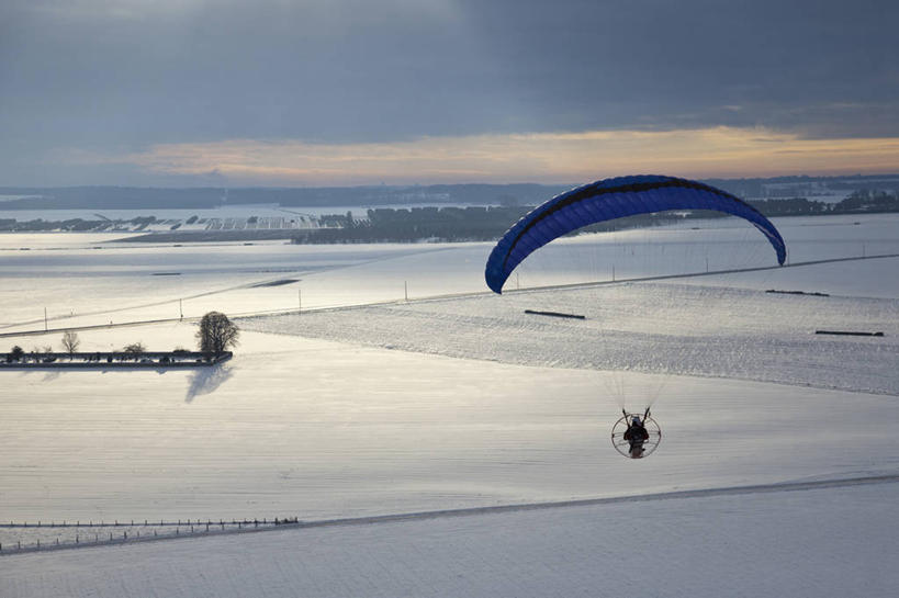 西方人,一个人,横图,俯视,航拍,室外,白天,锻炼,旅游,度假,运动,跳伞,美景,日落,雪,植物,大雪,降落伞,法国,欧洲,欧洲人,仅一个男性,仅一个人,积雪,景观,晚霞,霞光,雪景,冬季,冬天,落日,着陆,娱乐,树,树木,仅一个年轻男性,绿色,自然,黄昏,享受,休闲,景色,彩霞,放松,寒冷,生长,成长,登陆,西欧,鸟瞰,法兰西,自然风光,载具,下降,降落,法兰西共和国,法兰西第五共和国,严寒,夕照,薄暮,航空工具,减速器,上诺曼底,上诺曼底大区,体育,跳伞运动,男人,男性,年轻男性,白种人,夕阳,彩图,高角度拍摄,全身,健身,傍晚,厄尔省,莱桑代利区,斜阳,韦斯利