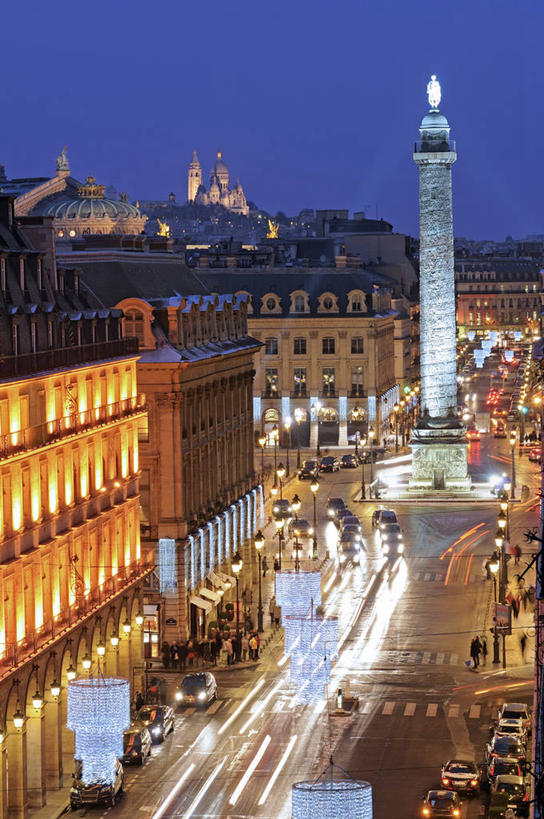 无人,家,竖图,俯视,航拍,室外,夜晚,长时间曝光,旅游,度假,美景,城市风光,标志建筑,城市,道路,地标,建筑,路,路灯,夜景,公路,照明,雕塑,法国,巴黎,欧洲,阴影,艺术,装饰,光线,雕刻,雕像,影子,房屋,屋子,景观,公寓,建筑群,灯光,交通,首都,娱乐,建设,洋房,楼房,住宅,灯,蓝色,蓝天,天空,工艺品,天,享受,休闲,景色,放松,纪念,照亮,美术,照明设备,西欧,鸟瞰,法兰西,主题,曝光,陈列,法兰西共和国,功能,美学,法兰西第五共和国,法兰西岛,法兰西岛大区,凡登广场,凡顿广场,凡多姆广场,芳登广场,旺多姆广场,马路,彩图,高角度拍摄,房子,巴黎省,巴黎市