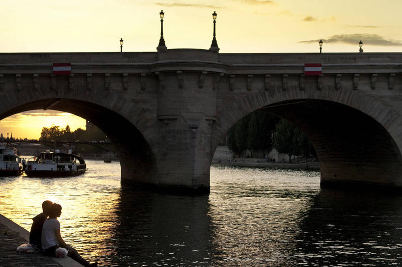 西方人,两个人,坐,横图,室外,白天,侧面,爱情,旅游,度假,河流,名胜古迹,日落,水,标志建筑,地标,建筑,路灯,轮船,桥梁,船,照明,法国,巴黎,欧洲,欧洲人,波纹,服装,遗迹,河水,水流,晚霞,霞光,落日,桥,灯光,涟漪,首都,背光,浪漫,休闲装,古迹,文物,娱乐,建设,古建筑,石桥,拱桥,灯,衣服,倒影,水纹,黄昏,交通工具,波浪,享受,休闲,温暖,温馨,休闲服,旅游胜地,彩霞,恩爱,放松,恋人,服饰,拱形,人行桥,石拱桥,照亮,和睦,倒映,照明设备,西欧,法兰西,载具,塞纳河,逆光,古文明,新桥,法兰西共和国,水晕,法兰西第五共和国,法兰西岛,夕照,反照,薄暮,法兰西岛大区,城岛,西岱岛,西堤岛,男人,男性,年轻男性,年轻女性,女人,女性,白种人,情侣,夕阳,坐着,半身,彩图,傍晚,斯德岛,西泰岛,巴黎省,巴黎市,伴侣,融洽,斜阳