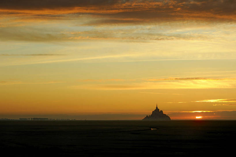 无人,横图,室外,白天,正面,旅游,度假,海浪,海洋,名胜古迹,日落,沙滩,标志建筑,地标,建筑,法国,欧洲,节日,遗迹,沙子,海岸,浪花,晚霞,霞光,落日,沙地,背光,古迹,文化,文物,娱乐,建设,古建筑,海水,黄昏,祈祷,享受,休闲,健康,旅游胜地,彩霞,放松,许愿,宗教,信仰,纪念,祈求,基督教,西欧,天主教,法兰西,修道院,逆光,海景,信念,古文明,法兰西共和国,法兰西第五共和国,圣米歇尔山,夕照,薄暮,下诺曼底,下诺曼底大区,神学院,修院,隐修院,芒什省,平安,大海,风浪,海,海水的波动,海滩,近岸浪,涌浪,夕阳,彩图,傍晚,斜阳,圣米歇尔山修道院
