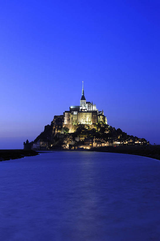 无人,竖图,室外,夜晚,正面,旅游,度假,海浪,海洋,名胜古迹,标志建筑,地标,建筑,法国,欧洲,阴影,节日,遗迹,光线,影子,浪花,灯光,古迹,文化,文物,娱乐,建设,古建筑,蓝色,蓝天,天空,海水,天,祈祷,享受,休闲,健康,旅游胜地,放松,许愿,宗教,信仰,纪念,祈求,基督教,西欧,天主教,法兰西,修道院,海景,信念,古文明,法兰西共和国,法兰西第五共和国,圣米歇尔山,下诺曼底,下诺曼底大区,神学院,修院,隐修院,芒什省,平安,大海,风浪,海,海水的波动,近岸浪,涌浪,彩图,圣米歇尔山修道院,库埃农河