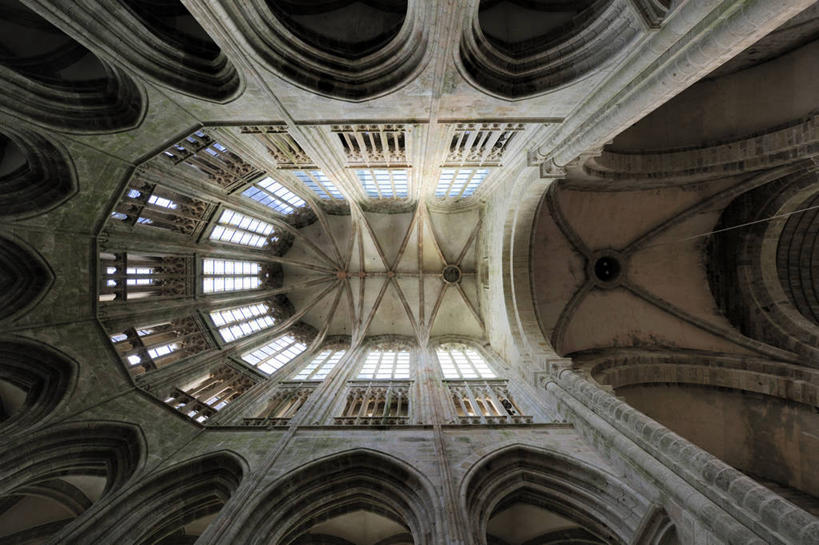 无人,横图,室内,白天,仰视,旅游,度假,名胜古迹,窗户,门,标志建筑,地标,建筑,法国,欧洲,节日,遗迹,墙,拱门,古迹,文化,文物,娱乐,建设,古建筑,玻璃窗,墙壁,墙面,门框,祈祷,享受,休闲,健康,旅游胜地,放松,许愿,宗教,信仰,纪念,祈求,基督教,西欧,天主教,法兰西,修道院,信念,古文明,法兰西共和国,法兰西第五共和国,圣米歇尔山,下诺曼底,下诺曼底大区,神学院,修院,隐修院,芒什省,平安,彩图,低角度拍摄,圣米歇尔山修道院