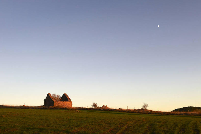 无人,公园,家,横图,室外,白天,正面,旅游,度假,草地,草坪,美景,植物,法国,欧洲,房屋,屋子,景观,月亮,月光,娱乐,楼房,废墟,住宅,草,树,树木,蓝色,绿色,蓝天,天空,自然,天,享受,休闲,景色,放松,生长,晴朗,成长,明亮,国家公园,西欧,法兰西,自然风光,万里无云,法兰西共和国,法兰西第五共和国,皎洁,加尔省,朗格多克.鲁西永,朗格多克.鲁西永大区,塞文山脉,塞文山国家公园,晴空,晴空万里,彩图,房子
