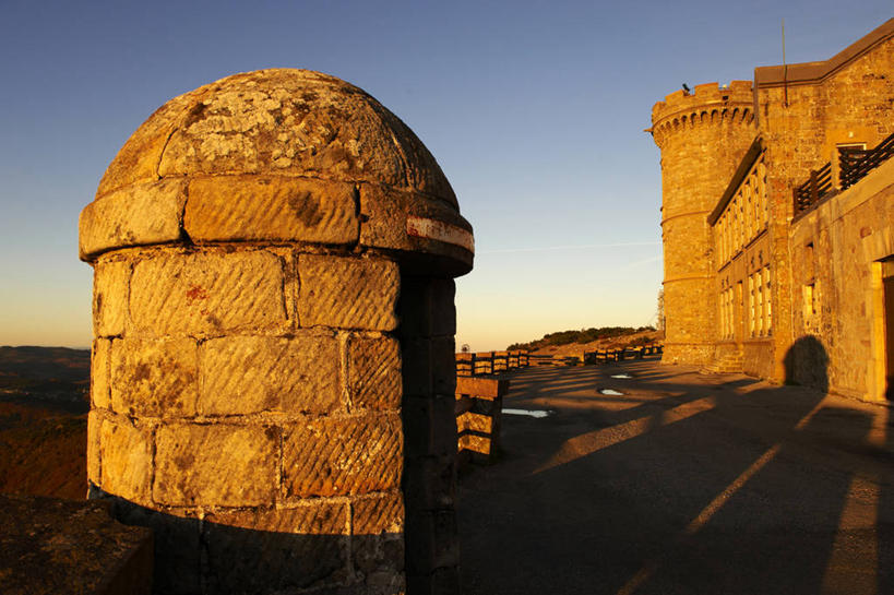 无人,公园,横图,室外,白天,正面,旅游,度假,石头,美景,名胜古迹,日落,标志建筑,地标,建筑,法国,欧洲,遗迹,石子,墙,景观,晚霞,霞光,落日,古迹,文物,娱乐,建设,古建筑,废墟,墙壁,墙面,自然,黄昏,享受,休闲,旅游胜地,景色,彩霞,放松,国家公园,西欧,法兰西,自然风光,古文明,法兰西共和国,法兰西第五共和国,加尔省,夕照,薄暮,朗格多克.鲁西永,朗格多克.鲁西永大区,塞文山脉,塞文山国家公园,石块,岩石,夕阳,彩图,傍晚,斜阳