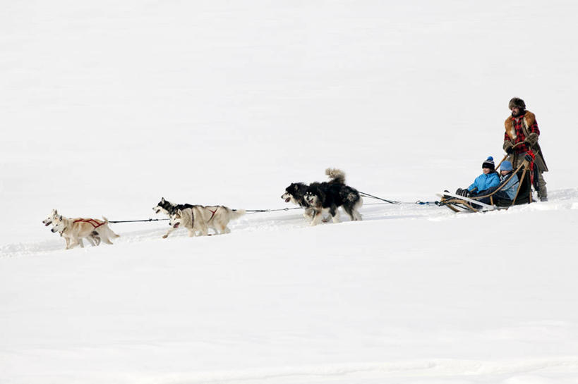 西方人,儿童,中年人,三个人,家庭,父亲,女儿,儿子,站,坐,横图,室外,白天,侧面,旅游,度假,纯洁,美景,雪,大雪,宠物,狗,欧洲,加拿大,欧洲人,服装,积雪,景观,雪景,冬季,冬天,娱乐,车,小孩,衣服,自然,动物,交通工具,站着,享受,休闲,温暖,温馨,父女,父子,一家人,景色,放松,父爱,寒冷,可爱,童年,童趣,哈士奇,哈士奇犬,服饰,雪橇,和睦,北美,北美洲,衣着,穿着,自然风光,载具,西伯利亚雪橇犬,雪橇犬,美洲,雪橇车,童真,烂漫,无邪,忠诚,北亚美利加洲,亚美利加洲,严寒,哈士奇狗,西伯利亚哈士奇,衣饰,魁北克省,天真,男孩,男人,男性,女孩,女人,女性,中年男性,白种人,孩子,犬,站立,坐着,彩图,全身,古壁省,魁省,融洽,男生,女生,西伯利亚犬