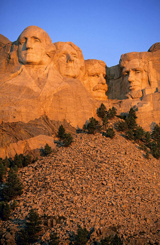 无人,公园,竖图,室外,白天,正面,旅游,度假,美景,山,山脉,标志建筑,地标,建筑,雕塑,美国,阴影,艺术,装饰,光线,雕刻,雕像,影子,景观,山峰,山峦,娱乐,建设,石雕,蓝色,蓝天,天空,阳光,自然,工艺品,群山,天,享受,休闲,旅游胜地,景色,放松,晴朗,纪念,美术,北美,北美洲,国家公园,自然风光,主题,美洲,陈列,南达科他州,拉什莫尔山,拉什莫尔山国家纪念公园,万里无云,功能,美学,北亚美利加洲,亚美利加洲,南达科他,草狼之州,晴朗之州,美国总统山,罗斯摩尔山国家纪念公园,美国总统公园,美利坚合众国总统纪念公园,晴空,晴空万里,彩图,彭宁顿县,若虚莫山,总统雕像山,美利坚合众国