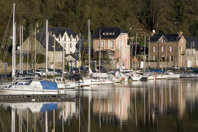 帆船,无人,家,横图,室外,白天,正面,度假,河流,美景,树林,水,植物,城市风光,城市,船,法国,欧洲,停靠,阴影,波纹,光线,影子,房屋,屋子,河水,景观,水流,涟漪,娱乐,楼房,住宅,树,树木,绿色,倒影,水纹,阳光,自然,交通工具,波浪,享受,休闲,景色,放松,生长,成长,倒映,布列塔尼,西欧,停泊,法兰西,载具,法兰西共和国,水晕,法兰西第五共和国,布列塔尼半岛,反照,布列塔尼地区,阿摩尔滨海省,彩图,房子,迪南区