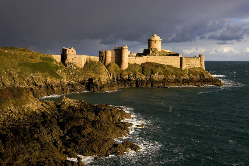 无人,家,横图,室外,白天,正面,旅游,度假,海浪,海洋,石头,名胜古迹,沙滩,标志建筑,地标,建筑,法国,欧洲,阴影,遗迹,光线,沙子,石子,影子,房屋,屋子,海岸,浪花,云,云朵,沙地,云彩,古迹,文物,娱乐,建设,古建筑,楼房,住宅,蓝色,白云,蓝天,天空,阳光,海水,天,享受,休闲,旅游胜地,放松,晴朗,布列塔尼,西欧,法兰西,海景,古文明,法兰西共和国,法兰西第五共和国,布列塔尼半岛,布列塔尼地区,阿摩尔滨海省,大海,风浪,海,海水的波动,海滩,近岸浪,石块,岩石,涌浪,晴空,彩图,房子,迪南区,普莱韦农