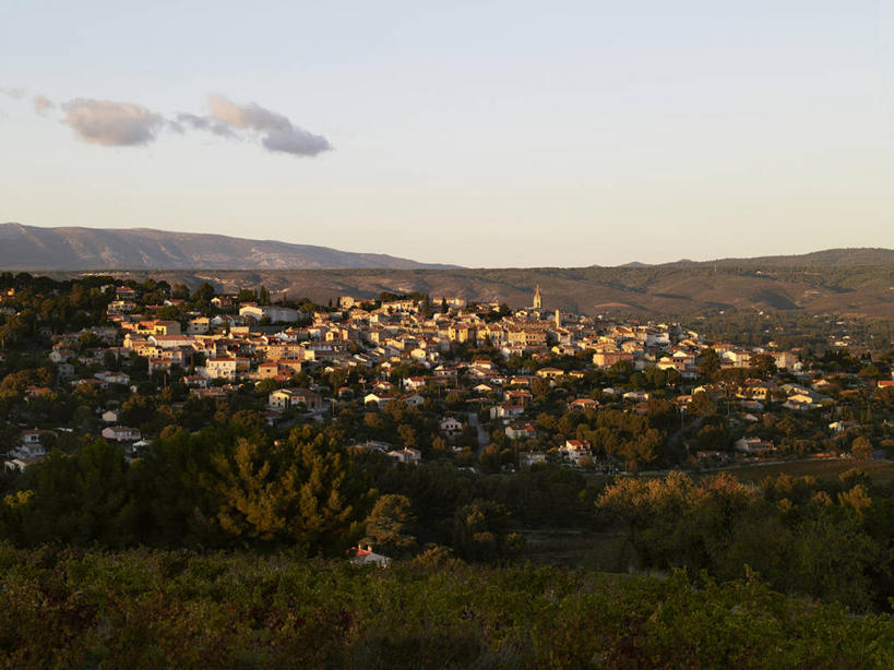 无人,家,横图,俯视,室外,白天,旅游,度假,美景,日落,山,山脉,树林,植物,法国,欧洲,房屋,屋子,景观,山峰,晚霞,霞光,云,云朵,落日,公寓,山峦,云彩,娱乐,洋房,楼房,住宅,树,树木,绿色,白云,天空,自然,黄昏,群山,天,享受,休闲,景色,彩霞,放松,生长,成长,西欧,法兰西,自然风光,瓦尔省,法兰西共和国,法兰西第五共和国,夕照,薄暮,普罗旺斯.阿尔卑斯.蓝色海岸,普罗旺斯.阿尔卑斯.蓝色海岸大区,夕阳,彩图,高角度拍摄,傍晚,房子,土伦区,斜阳,拉卡迪埃达聚,邦多